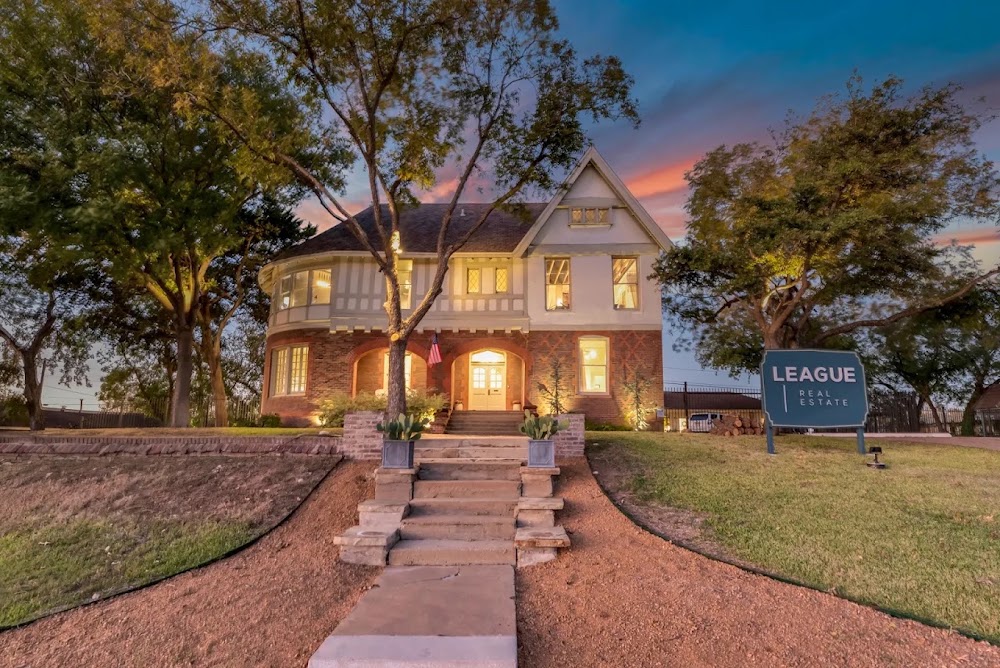 Devon & Alberto Reyes - LEAGUE Real Estate